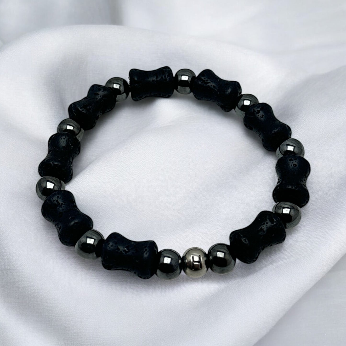 Elastiskt armband med mattsvarta och metalliska pärlor