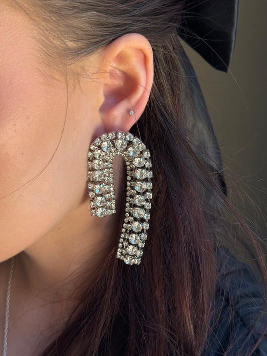 Statementörhängen i strass – böjd design