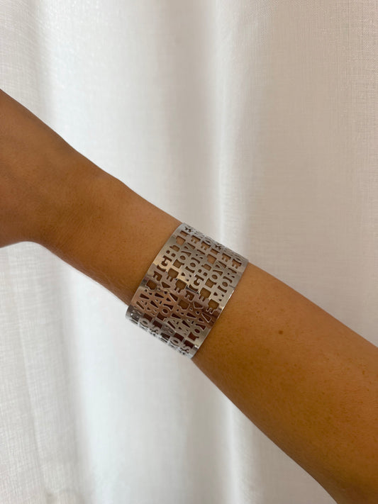 Bred Manschettarmband i Utskuren Metall