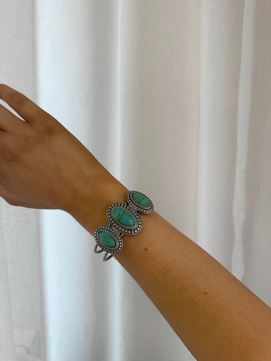 Armband med Ovala Stenar och Dubbel Metallram