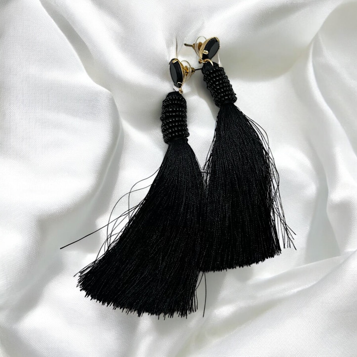 Långa Svarta Tofsörhängen med Guld- och Stendetalj