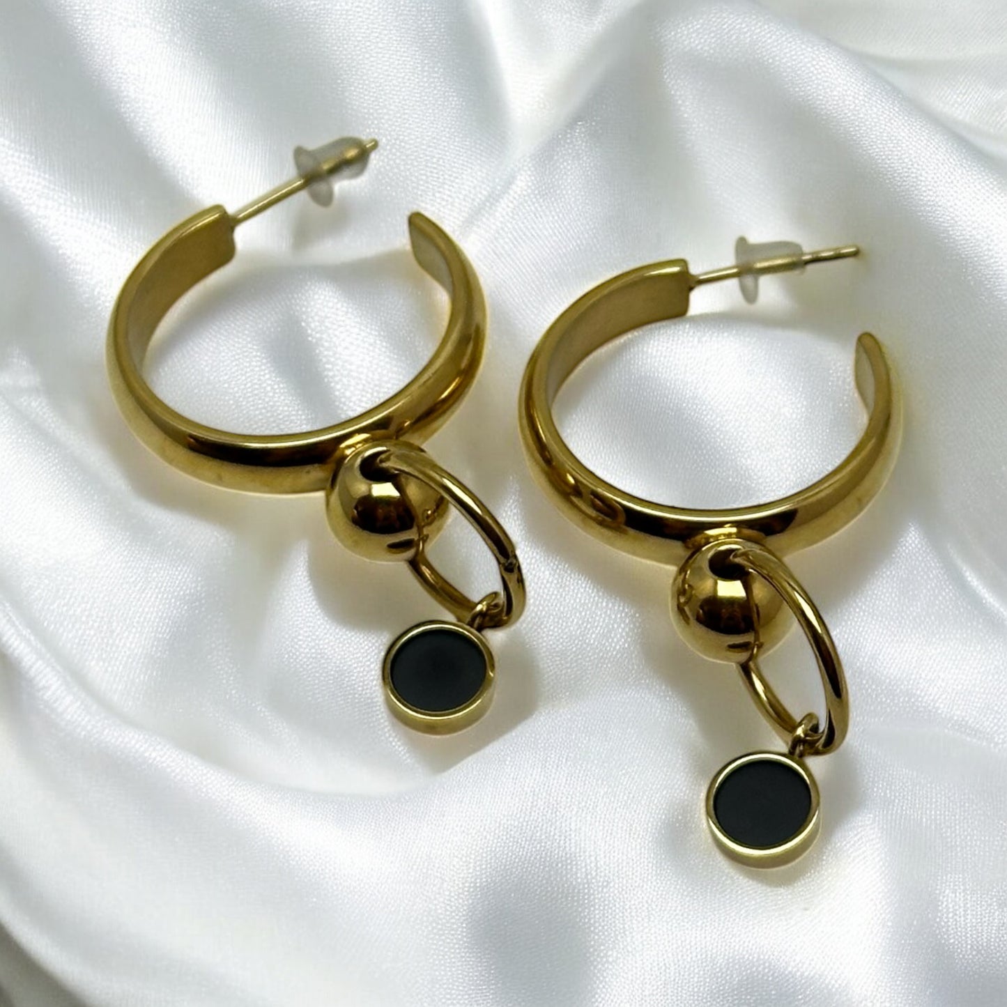 Sägen örhängen med svart detalj