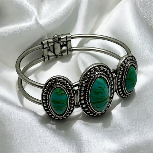 Armband med Ovala Stenar och Dubbel Metallram