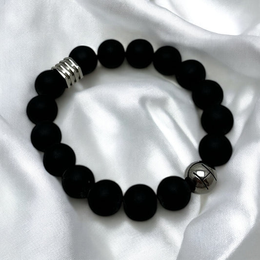 Armband med svarta pärlor och silverdetaljer