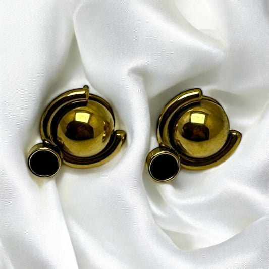 Sägen örhängen i guld med svart detalj