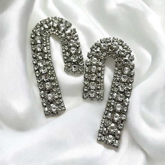 Statementörhängen i strass – böjd design