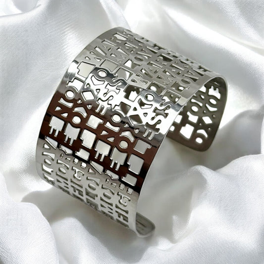 Bred Manschettarmband i Utskuren Metall