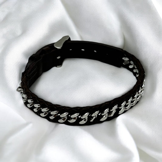 Flätat läderarmband med kedjedetaljer