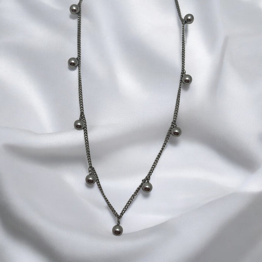 Sägen - Rhodiumpläterat halsband med kuldetaljer